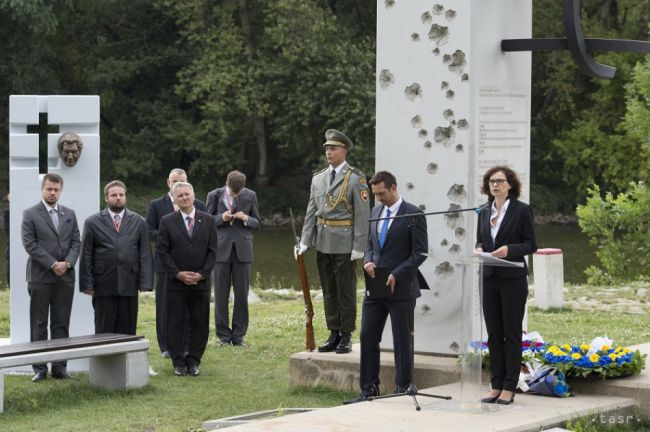 Ministri spravodlivosti EÚ položili vence k pamätníku Brána slobody