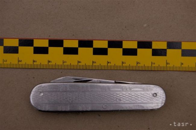 Indický policajt prehltol 40 nožov, niektoré mali až 18 centimetrov