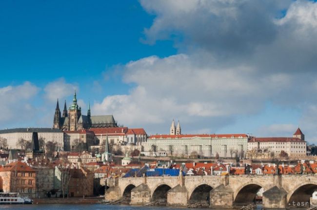 Pred Pražským hradom vznikajú pre bezpečnostné opatrenia dlhé rady