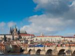Pred Pražským hradom vznikajú pre bezpečnostné opatrenia dlhé rady