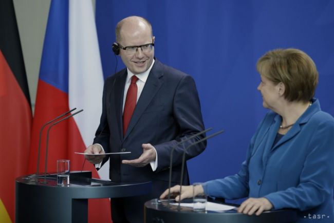Merkelová musí preč, kričali na kancelárku počas návštevy v Česku
