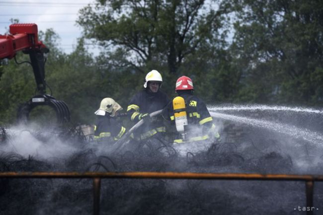 Požiar skládky dreva v Martine zlikvidovali hasiči za päť a pol hodiny