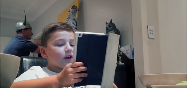 Video: Deti sú tak zahĺbené do virtuálnej reality, že si ani nevšimnú zmiznutie rodiny