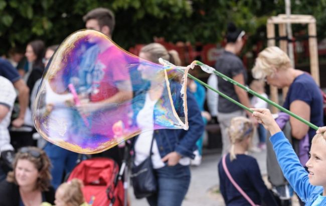 Dúhové bubliny dnes zaplnili centrum Nitry