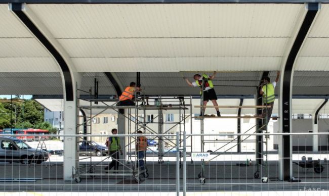 Nová prevádzková budova na AS v Trstenej poskytuje cestujúcim komfort