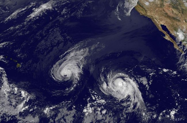 Hurikán Gaston sa v Atlantiku mení na tropickú búrku