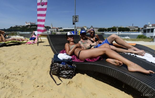 Piatok bude slnečný, na západe môže padnúť 30-ka