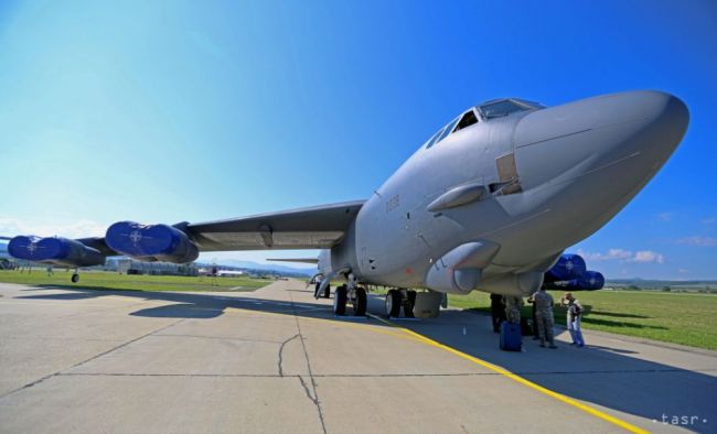 Lietadlo B-52 si na letisku v Sliači pozreli aj deti z východu