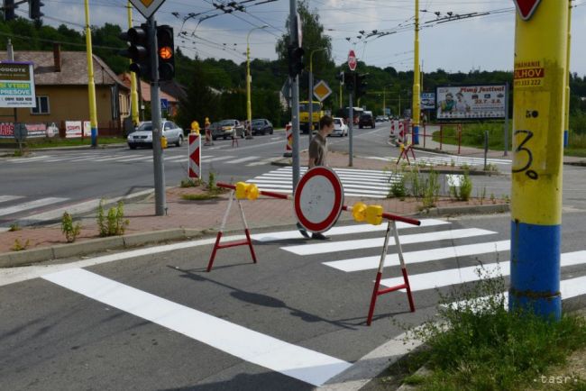 Polícia upozorňuje na uzáveru cesty neďaleko Ružomberka