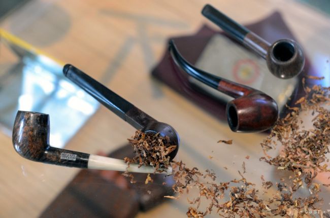 Milovníci fajok z celej Európy si zmerajú sily v ich pomalom fajčení