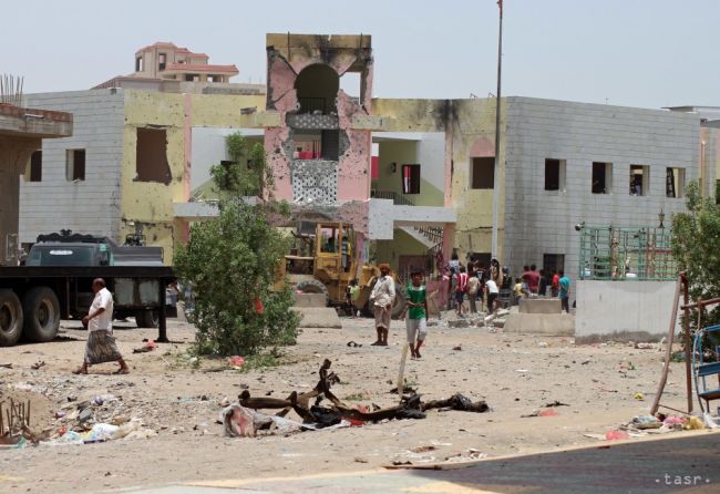 Pri výbuchu nálože v jemenskom Adene zahynulo najmenej 45 ľudí