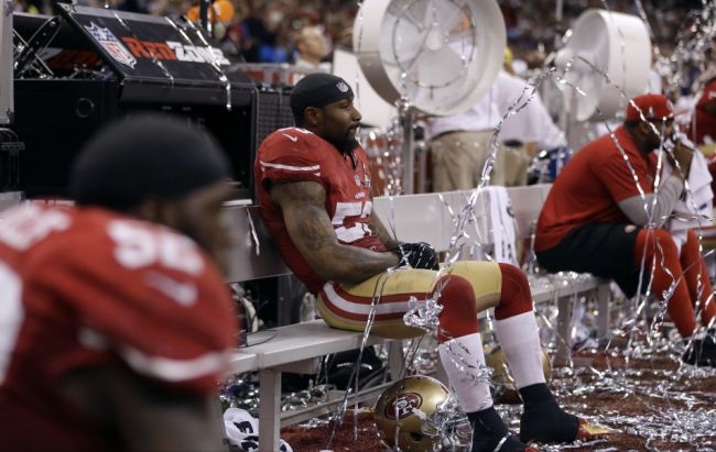 Elitný quarterback pokračuje v proteste, počas hymny zostane sedieť