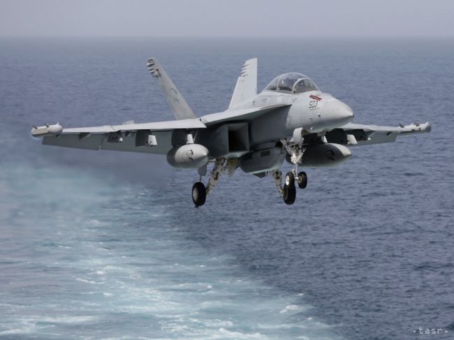 Záchranári pátrajú po nezvestnej stíhačke Hornet a jej pilotovi