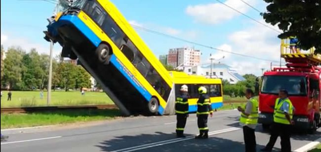 VIDEO: Trolejbus v Otrokoviciach narazil do stĺpu