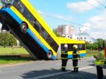 VIDEO: Trolejbus v Otrokoviciach narazil do stĺpu