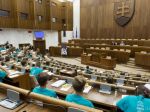 Deťom prišiel do parlamentu odpovedať z ministrov iba P. Plavčan
