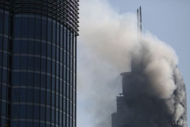 VIDEO: Rozostavanú výškovú budovu v Abú Zabí zachvátil požiar
