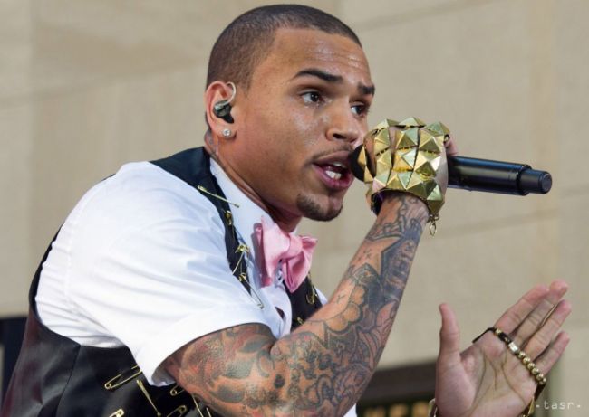 Polícia zatkla speváka Chrisa Browna za to, že mieril pištoľou na ženu