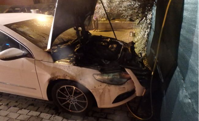 FOTO: V noci horelo v Rovinke auto