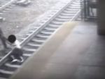 Video: Hrdinský policajt zabránil mužovi spáchať samovraždu