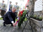 Minister obrany si pred rokovaním vlády uctil pamiatku obetí na Dukle