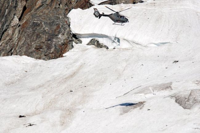 Záchranári v Alpách objavili telo pilota a vrak zrútenej stíhačky