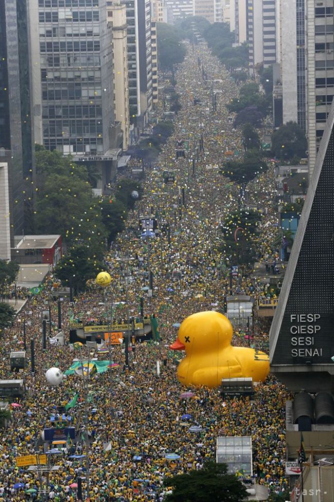 Demonštrácia proti odvolaniu Rousseffovej prerástla do násilia