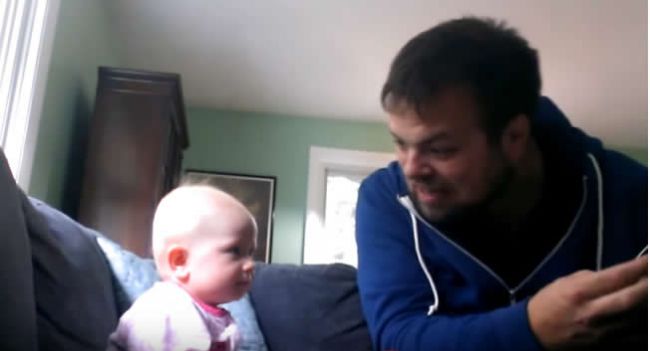 Video: Ockov zápal pre čítanie rozprávky jeho dcérku vždy rozosmeje
