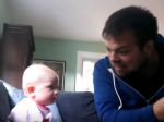 Video: Ockov zápal pre čítanie rozprávky jeho dcérku vždy rozosmeje