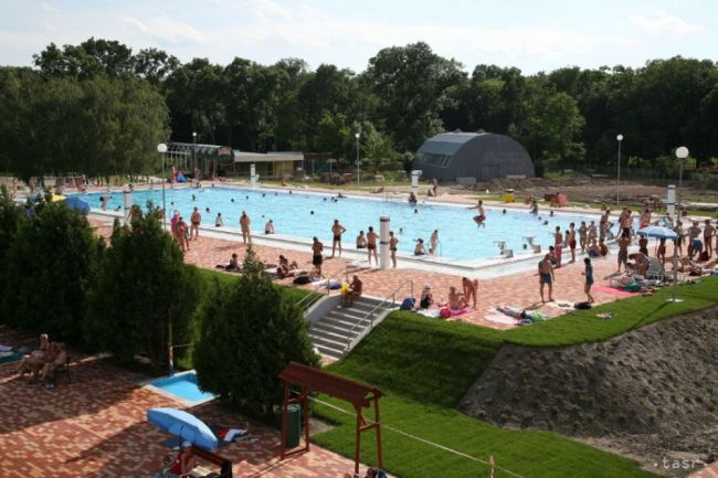Väčšina kúpalísk pokračovala v prevádzke, niektoré už zatvorili
