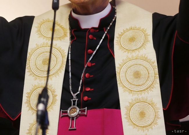 V Británii sa prvý anglikánsky biskup priznal k homosexuálnemu vzťahu