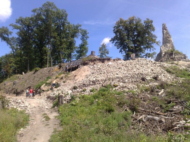 Na Pustý hrad vyšli tisíce ľudí, čakali ich archeológovia i chutný býk