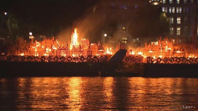 VIDEO: V Londýne zapálili repliku historického centra