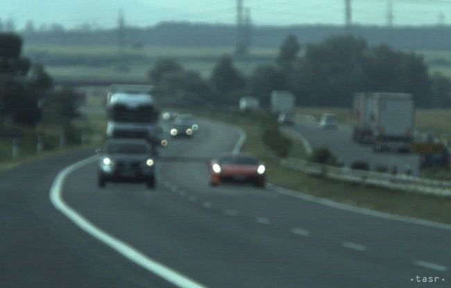Vodič jazdiaci po diaľnici rýchlosťou 239 km/h dostal pokutu 800 eur