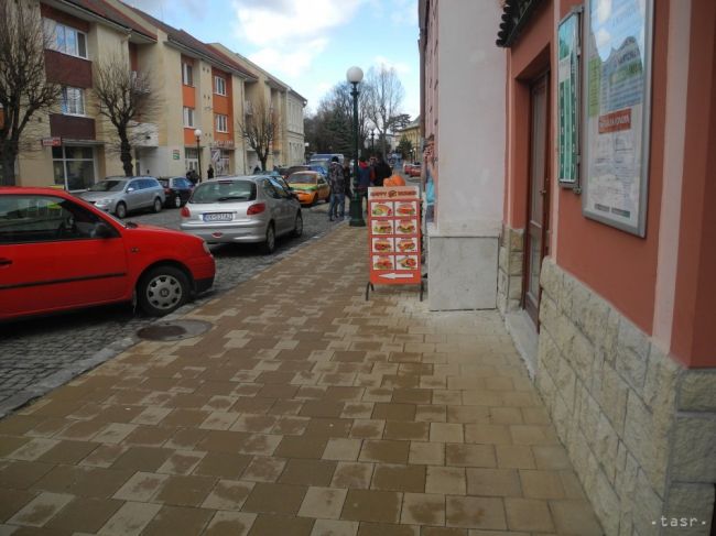 Trenčín investuje do odburinenia krajníc ciest a chodníkov