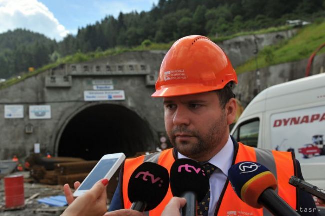 Auxt skončil ako šéf NDS pre jeho konanie tesne pred zmenou ministra