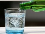 Pijete minerálnu vodu každý deň? Vášmu zdraviu to môže uškodiť!