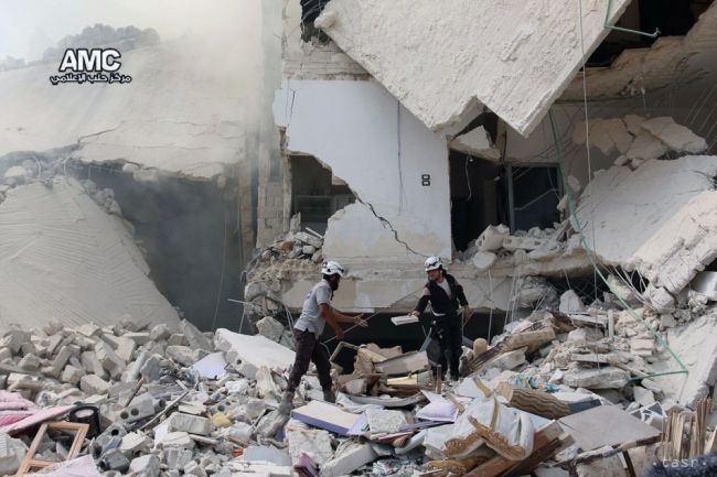 Sýrski aktivisti: Vrtuľníky zhodili na Aleppo zrejme nádoby s chlórom