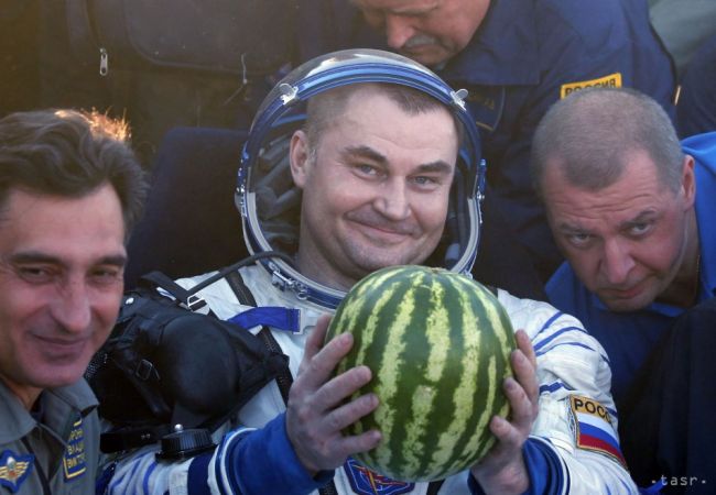Traja členovia posádky ISS sa vrátili šťastne na Zem