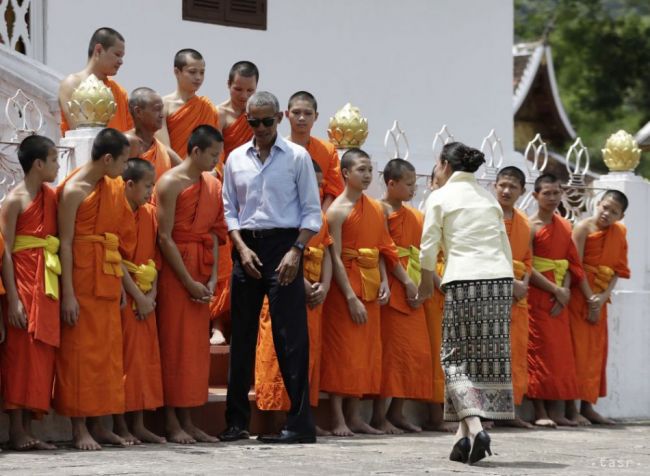 Barack Obama navštívil budhistický chrám v Luang Prabangu