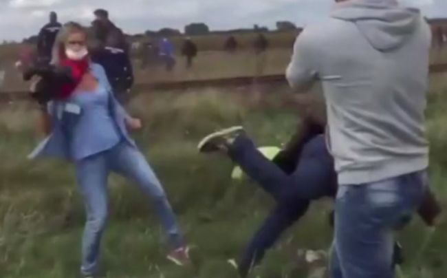 Obvinili maďarskú kameramanku, ktorá kopala do migrantov