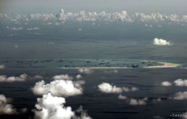 Summit ASEAN: Čínu by mala v Juhočínskom mori rešpektovať právo