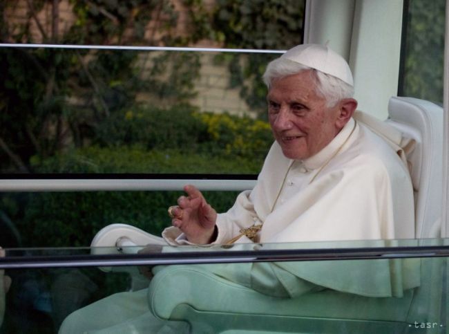 V autobiografii priznal ex pápež Benedikt problémy s riadením Vatikánu