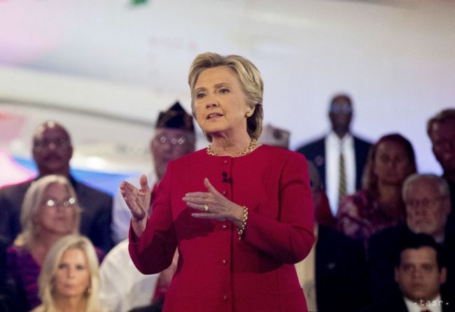 Clintonová vyhlásila, že USA by mali vyhľadať a zabiť vodcu IS