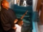 Video: Netrpezlivý chlapec pokrstil sám seba 