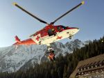 Vrtuľník zachraňoval horolezkyňu, na ktorú padla tatranská skala