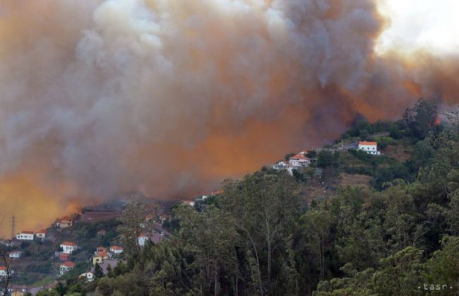 Na ostrove Thasos vyčíňa veľký lesný požiar, vyhlásili stav ohrozenia