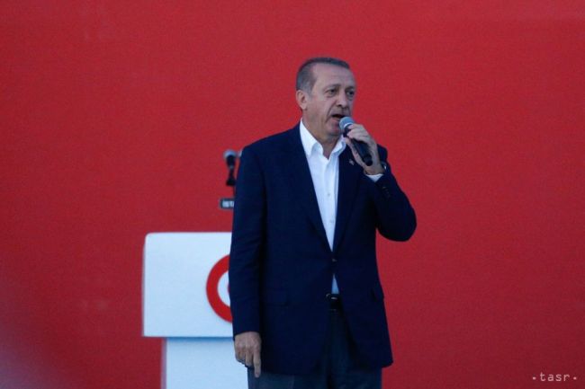 Erdogan chce odvolať šéfov samospráv pre kontakty s PKK a gülenistami