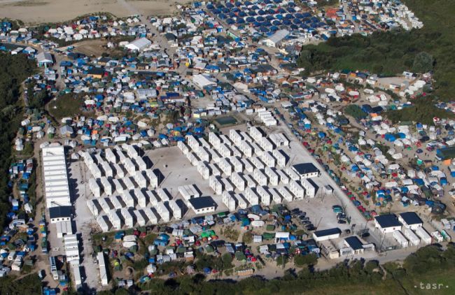 Tábor pri Calais zlikvidujú, migrantov prerozdelia po krajine