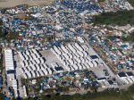 Tábor pri Calais zlikvidujú, migrantov prerozdelia po krajine
